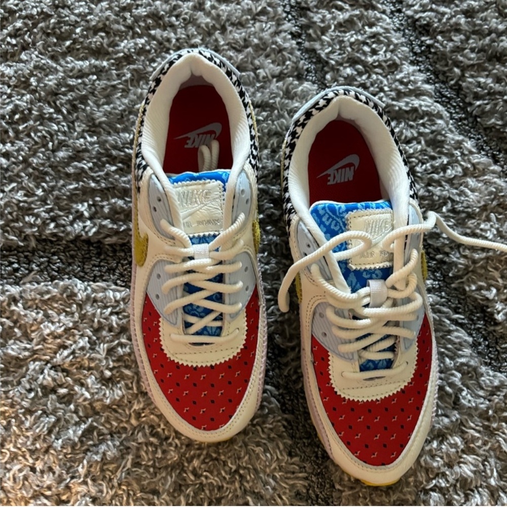 Women Nike sneakers size 7 only wore once